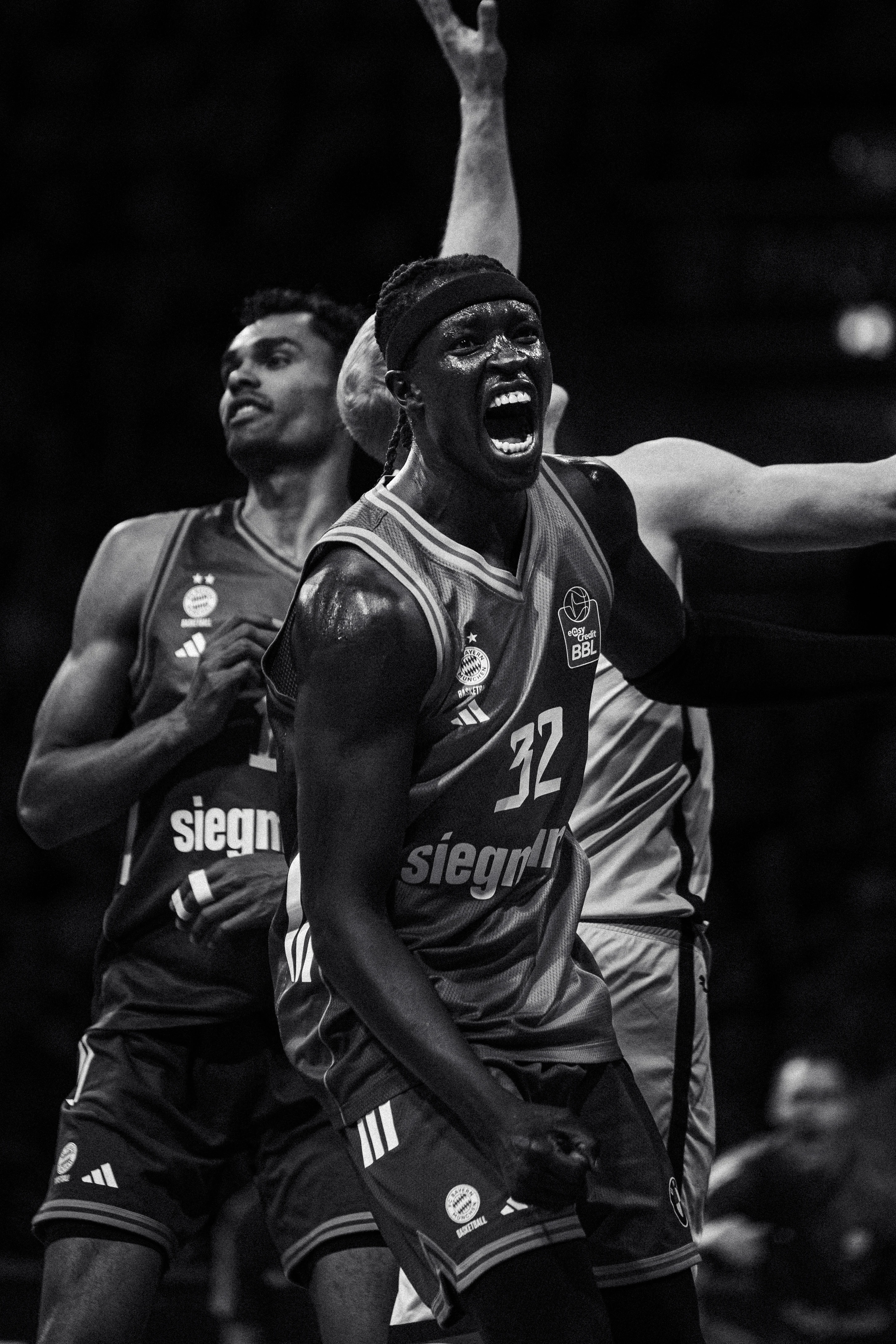 Basketball game in dramatic black and white — by Paul Süß